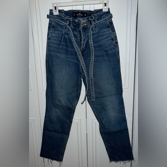 HOLLISTER CALIFORNIA  CURVY ULTRA HIGH- RISE MOM JEAN 👖 - Picture 2 of 6